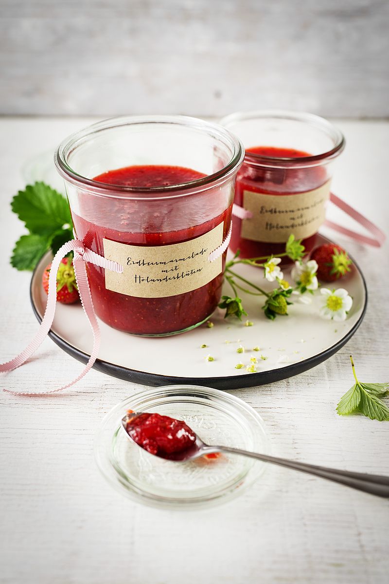 Erdbeermarmelade mit Holunderblüten