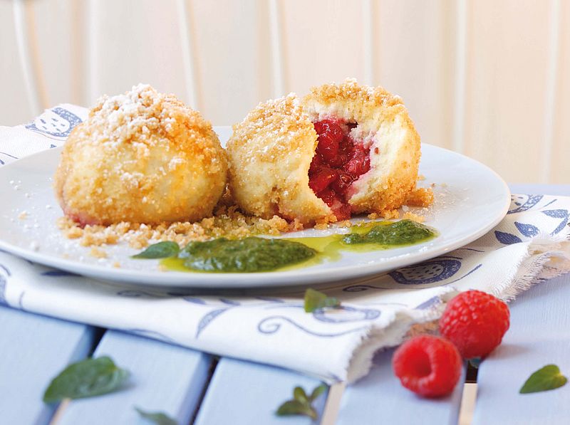 Himbeer-Topfenknödel mit Minzepesto